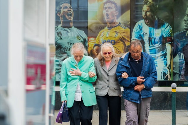 Drei Senior:innen laufen gemeinsam durch die Stadt